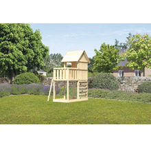 Aire de jeux en bois dans le jardin avec échelle et mur d''escalade