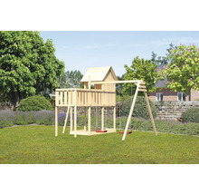 Spielturm mit Schaukelanlage im Garten