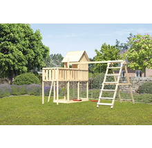 Tour de jeux en bois avec balançoire et échelle dans le jardin.