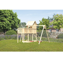 Holzspielhaus mit Schaukel im Garten