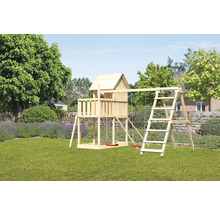 Aire de jeux en bois avec balançoire et échelle d''escalade dans le jardin