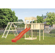 Holzspielturm mit Schaukel und Rutsche im Garten