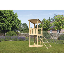 Spielturm aus Holz mit Leiter im Garten