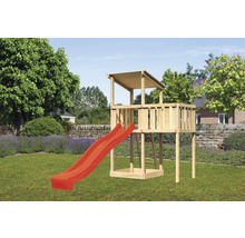 Spielturm aus Holz mit Rutsche im Garten.