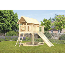 Holzspielhaus mit Sandkasten, Leiter und Rutsche im Garten