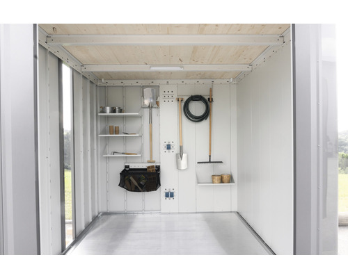 Vue intérieure d''une cabane de jardin avec étagères et outils de jardinage