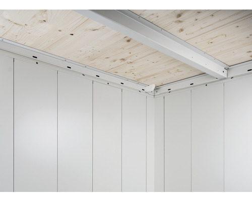 Vue intérieure d''une tonnelle de jardin avec plafond en bois et panneaux muraux