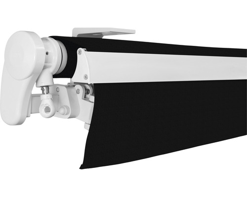 Vue détaillée d''un store banne avec toile noire et cadre blanc