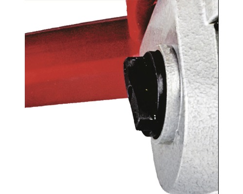Detailaufnahme eines Werkzeugs mit rotem Griff