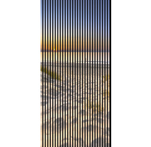 Vertikale Jalousie vor Strandkulisse bei Sonnenaufgang