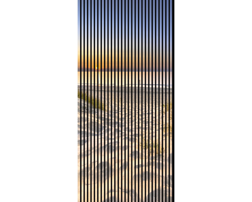 Vertikale Jalousie vor Strandkulisse bei Sonnenaufgang