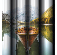 Boot auf einem See vor Berglandschaft mit vertikalen Linien
