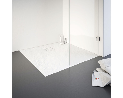 Douche à l''italienne avec receveur et paroi en verre dans une salle de bain claire