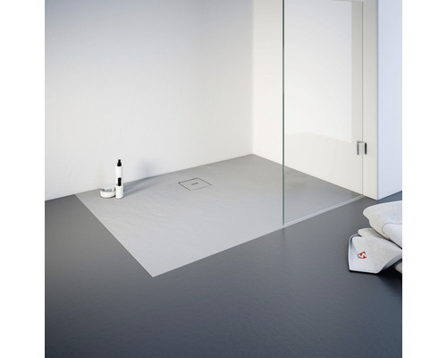 Ebenerdige Dusche mit Duschrinne, Glasduschwand und Handtüchern im Badezimmer