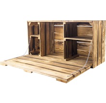 Holzkiste mit Regalen und heruntergeklappter Tür