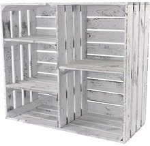 Regal aus weißen Holzkisten