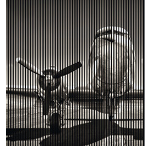 Vue de face d''un avion avec hélice derrière des lignes verticales