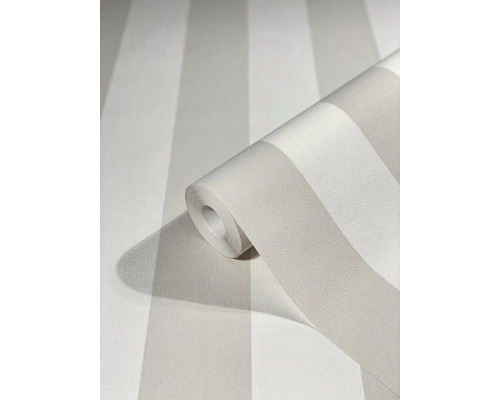 Tapetenrolle mit Streifenmuster