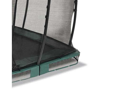 Vue détaillée d''un trampoline de jardin avec filet de sécurité et rembourrage de cadre