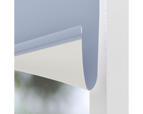 Detailansicht eines Rollos am Fenster