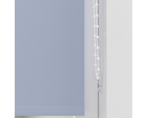 Hellblaue Stoffrollos mit Bedienkette