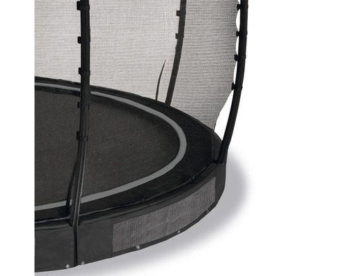 Vue détaillée d''un trampoline avec filet de sécurité