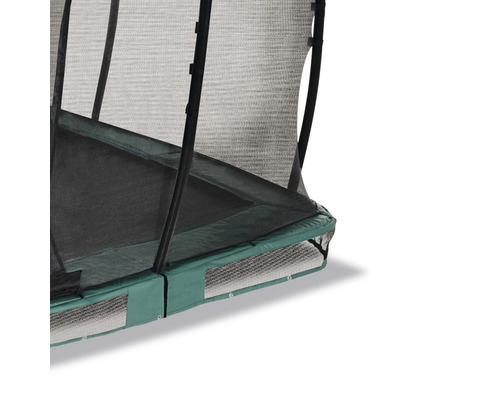 Vue détaillée d''un trampoline de jardin avec filet de sécurité