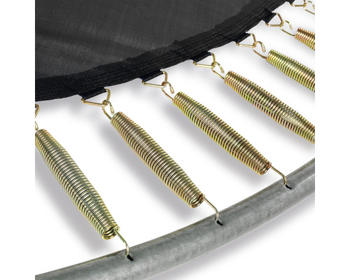Vue détaillée des ressorts de trampoline reliant la toile de saut et le cadre