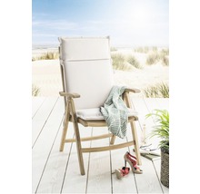 Chaise longue en bois avec coussin et serviette sur une terrasse avec vue sur la plage