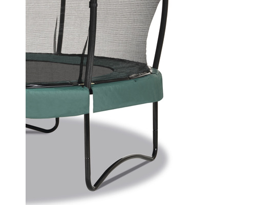 Vue détaillée d''un trampoline de jardin avec filet de sécurité et rembourrage du cadre.