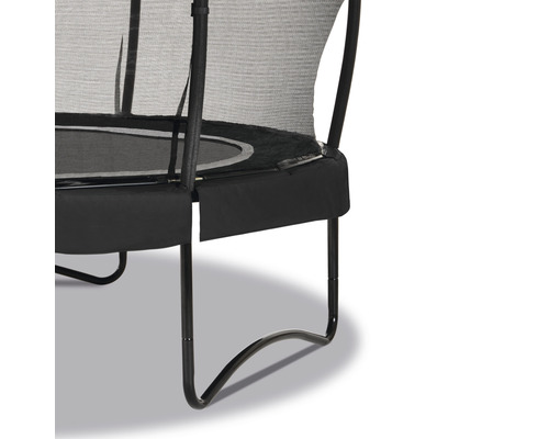 Gros plan d''un trampoline de jardin avec filet de sécurité et bord rembourré