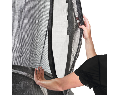 Detailaufnahme eines Trampolinnetzes mit Person, die es berührt. Fokus auf Material und Befestigung.