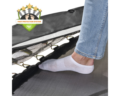 Detailaufnahme eines Trampolins mit Fußschutzsystem und Fuß einer Person mit Socke