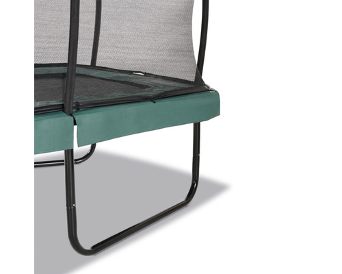 Detailansicht eines Gartentrampolins mit Sicherheitsnetz und Rahmenpolsterung