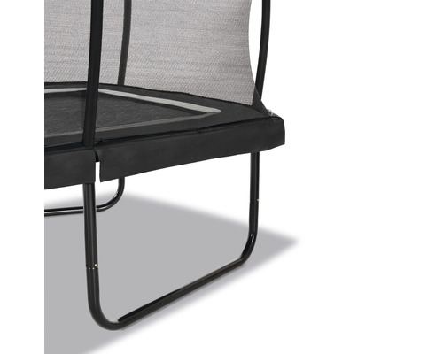 Vue détaillée d''un trampoline rectangulaire avec filet de sécurité et cadre noir.