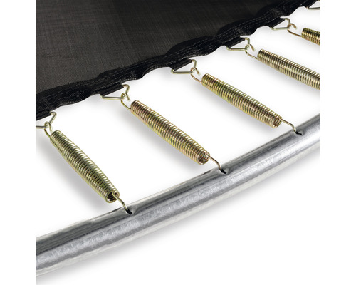 Vue détaillée des ressorts de trampoline reliés à un cadre en métal et à un filet