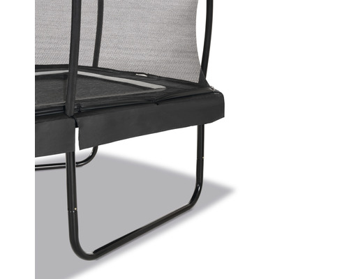 Gros plan d''un trampoline de jardin rectangulaire avec filet de sécurité et rembourrage de cadre noir