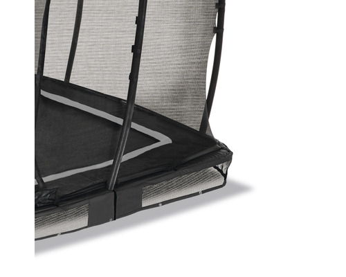 Vue détaillée d''un trampoline avec filet de sécurité.