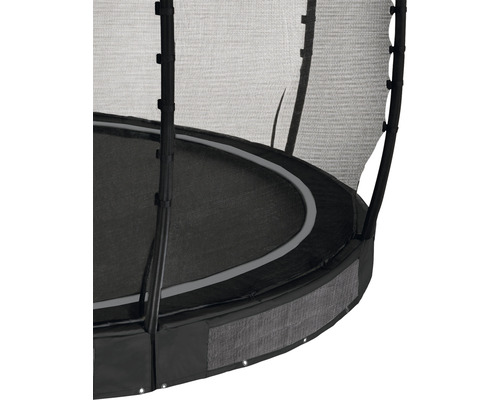 Vue détaillée d''un trampoline de jardin avec filet de sécurité et protection de bord