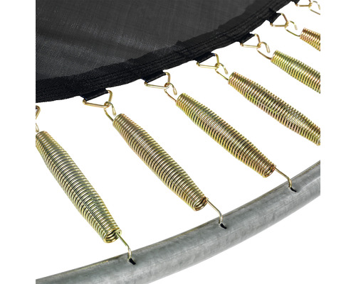 Gros plan sur des ressorts de trampoline fixés à une structure métallique et à un tapis de saut noir