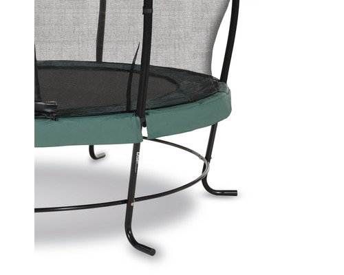 Detailansicht eines Gartentrampolins mit Sicherheitsnetz und grüner Randabdeckung