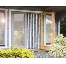 Zone d''entrée avec rideau anti-insectes et porte en bois