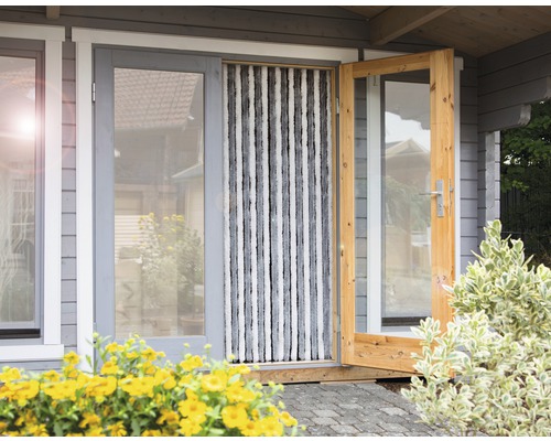 Zone d''entrée avec rideau anti-insectes et porte en bois