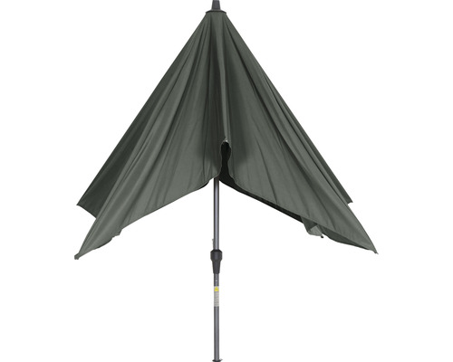 Halb geöffneter Sonnenschirm für den Außenbereich