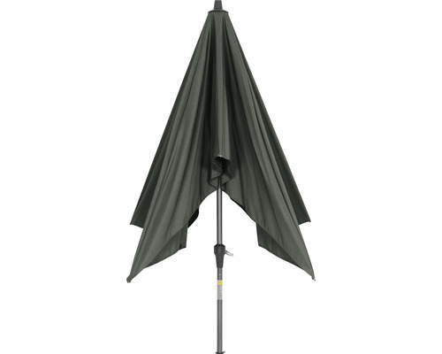 Geschlossener Sonnenschirm mit Metallstange