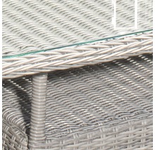 Detailansicht eines Rattantisches mit Glasplatte