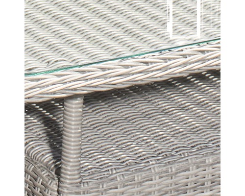 Detailansicht eines Rattantisches mit Glasplatte