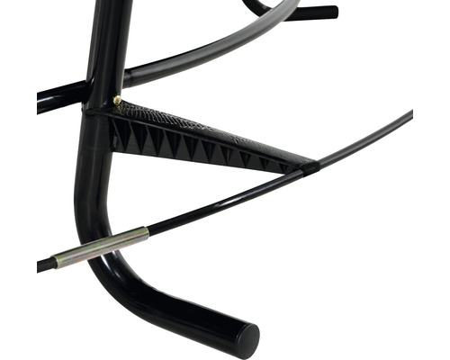 Detailansicht eines schwarzen Schaukelstuhls mit Metallrahmen