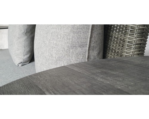 Nahaufnahme eines Tisches, eines Kissens und eines Korbes