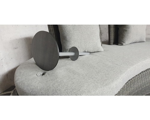 Runde Gartenliege mit Kissen und Beistelltisch